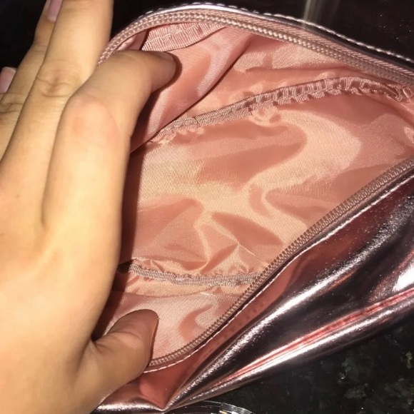 Makeup revolution bag and makeup - Picture 5 of 5